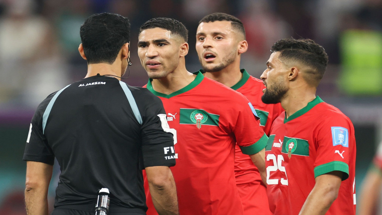  صحيفة "لاغازيتا" الإيطالية: حكيمي أهان رئيس الـ FIFA في الممر المؤدي لغرفة الملابس قبل أن يخاطبه: ماذا تريديون منا.. في مبارتين تظلموننا تحكيميا 