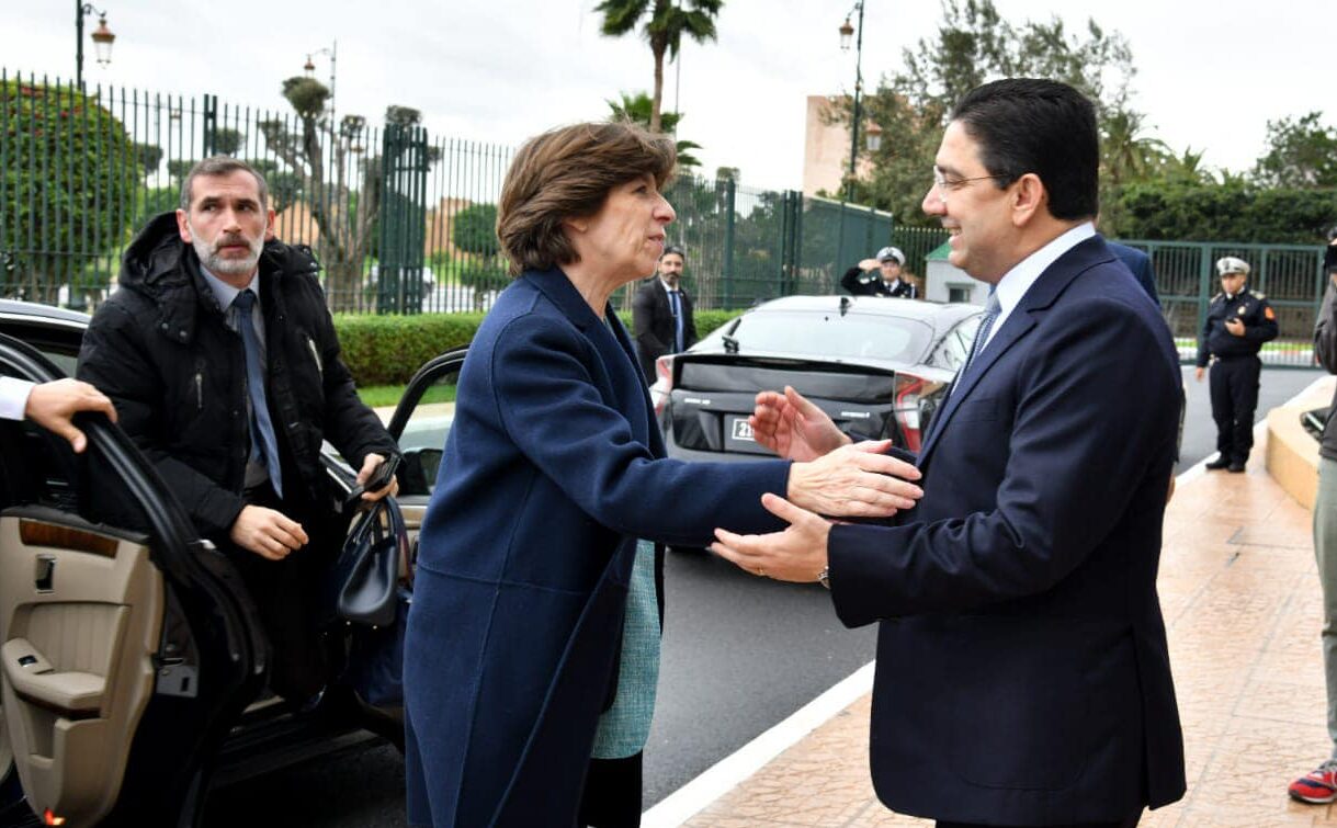 معركة "كسر عظم" أخرى تكسبها المملكة.. فرنسا حاولت "معاقبة" المغرب فانتهى بها المطاف بالرغبة في المصالحة ودعم الحكم الذاتي في الصحراء