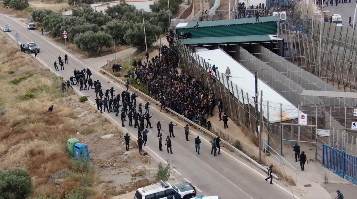  وزير الداخلية الإسباني: مأساة معبر مليلية لم تحدث لا في إسبانيا ولا في المغرب بل في "منطقة محرمة" 