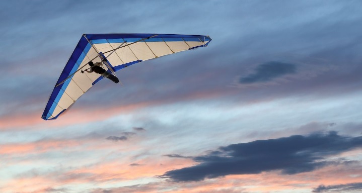  في واقعة غريبة والأولى من نوعها.. مهاجر يستخدم طائرة شراعية لتجاوز الحدود بين المغرب ومليلية 