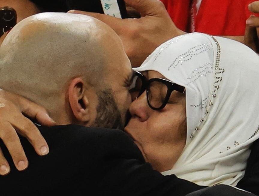 الأمهات والعائلة والإيمان.. القوة الناعمة لمنتخب المغرب