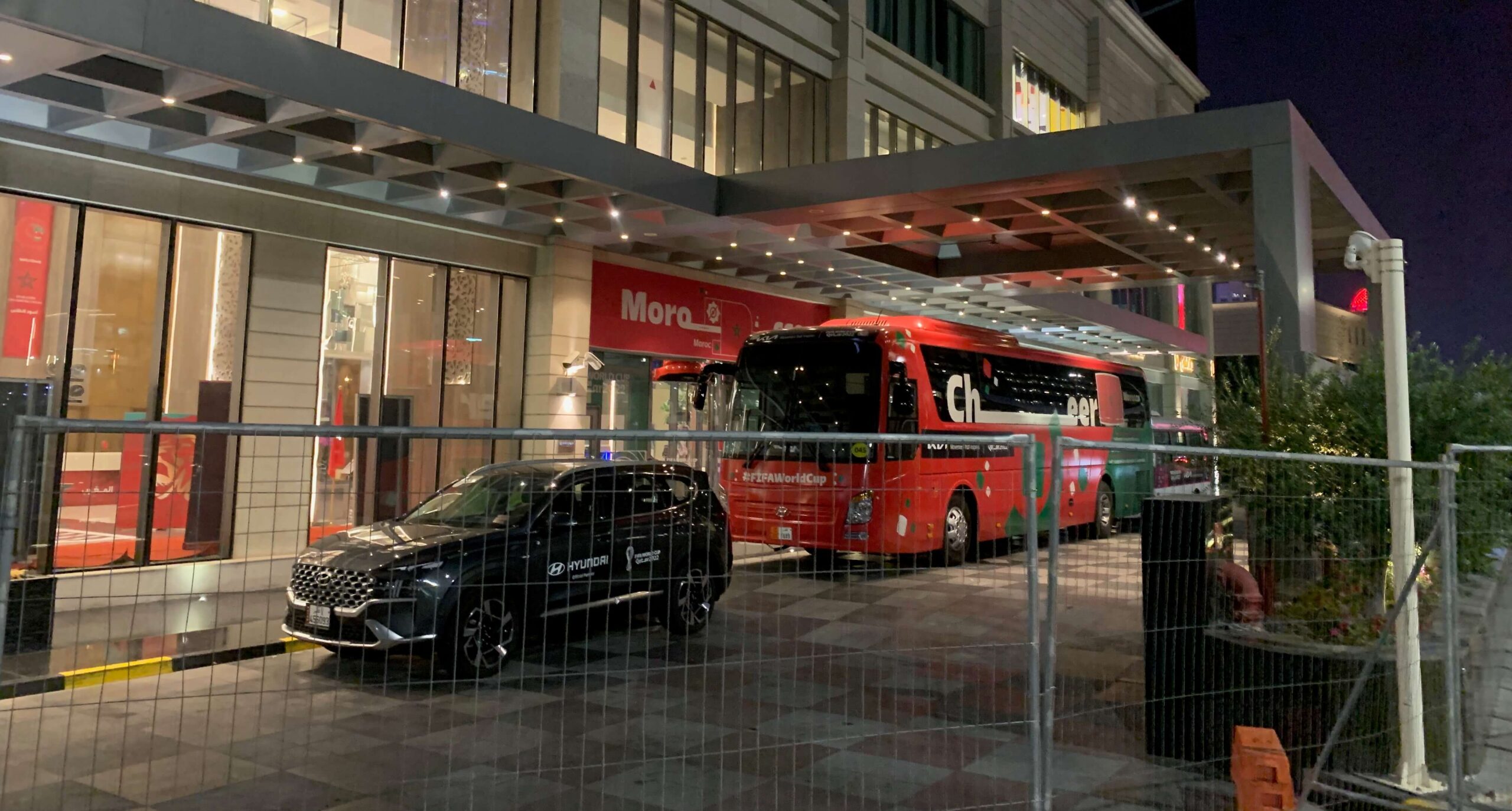 الركراكي يرخص للاعبين بفسحة لمغادرة الفندق ليلة التأهل لدور الثمن