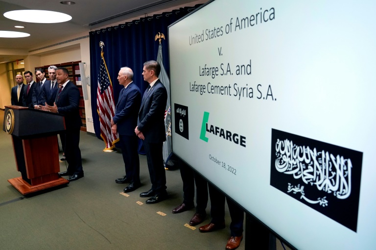  رغم محاولة باريس التستر على عملاق الإسمنت "لافارج".. القضاء الأمريكي يحكم على الشركة الفرنسية بدفع 778 مليون دولار بتهمة تمويل الإرهاب في سوريا 