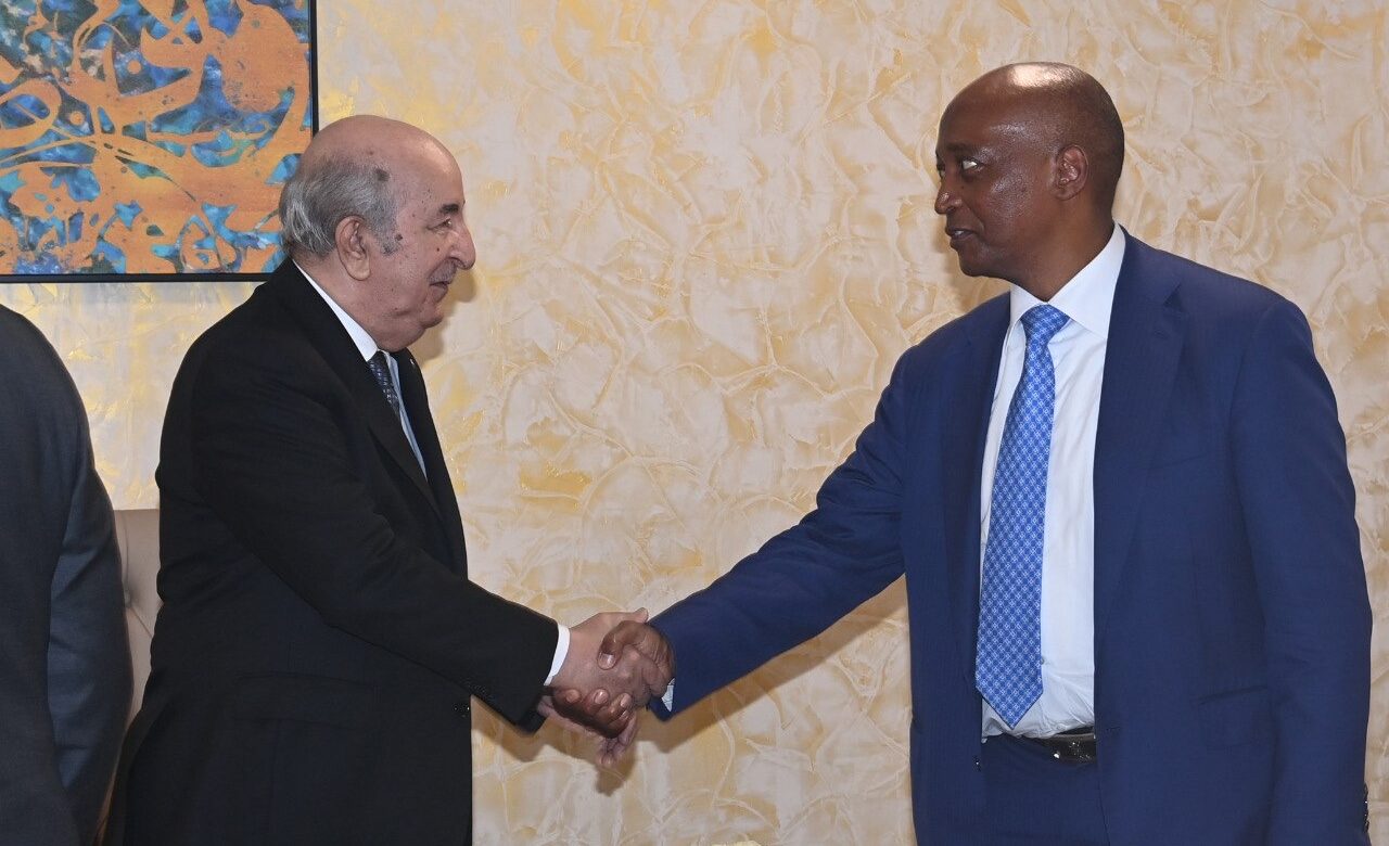 رئيس الكونفدرالية الإفريقية لكرة القدم يؤكد من الجزائر أن 54 دول إفريقية هي التي تشكل أعضاء "الكاف"