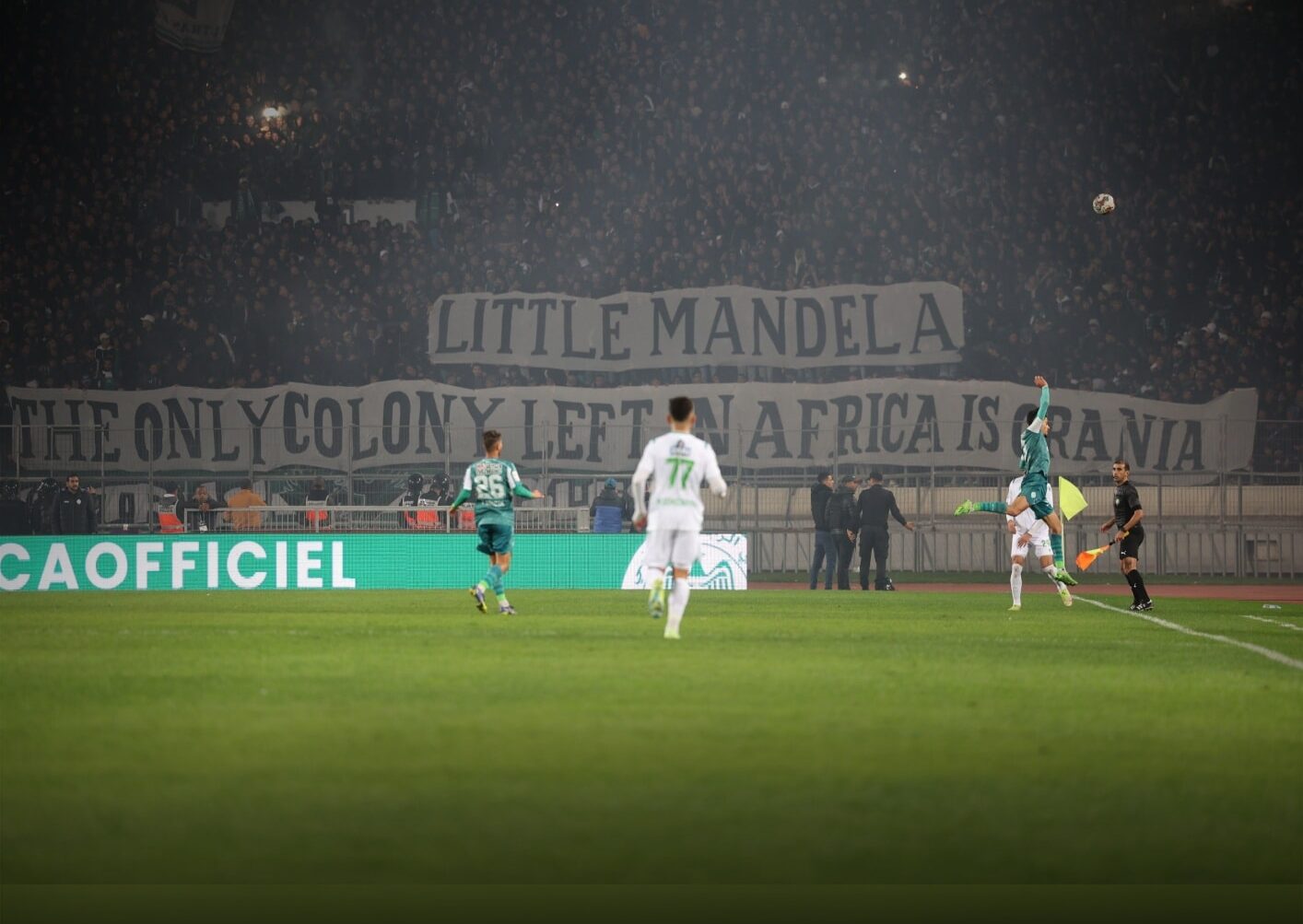 بعد دعوته إلى حمل السلاح ضد المغرب لتحرير الصحراء.. جمهور الرجاء يرفع لافتة: "مَانديلا الصغير.. المستعمرة الإفريقية الوحيدة المتبقية هي أورانيا"