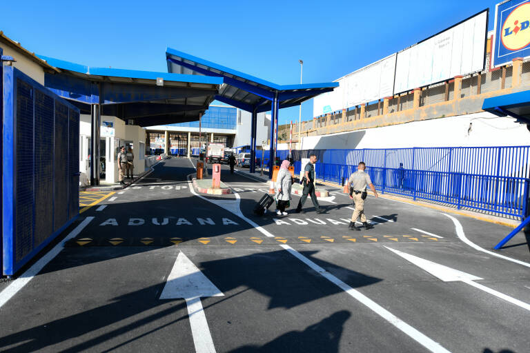 في ظل الصمت الرسمي المغربي.. إسبانيا تبدأ في إنشاء مكتب للجمارك التجارية على المعبر الحدودي لسبتة