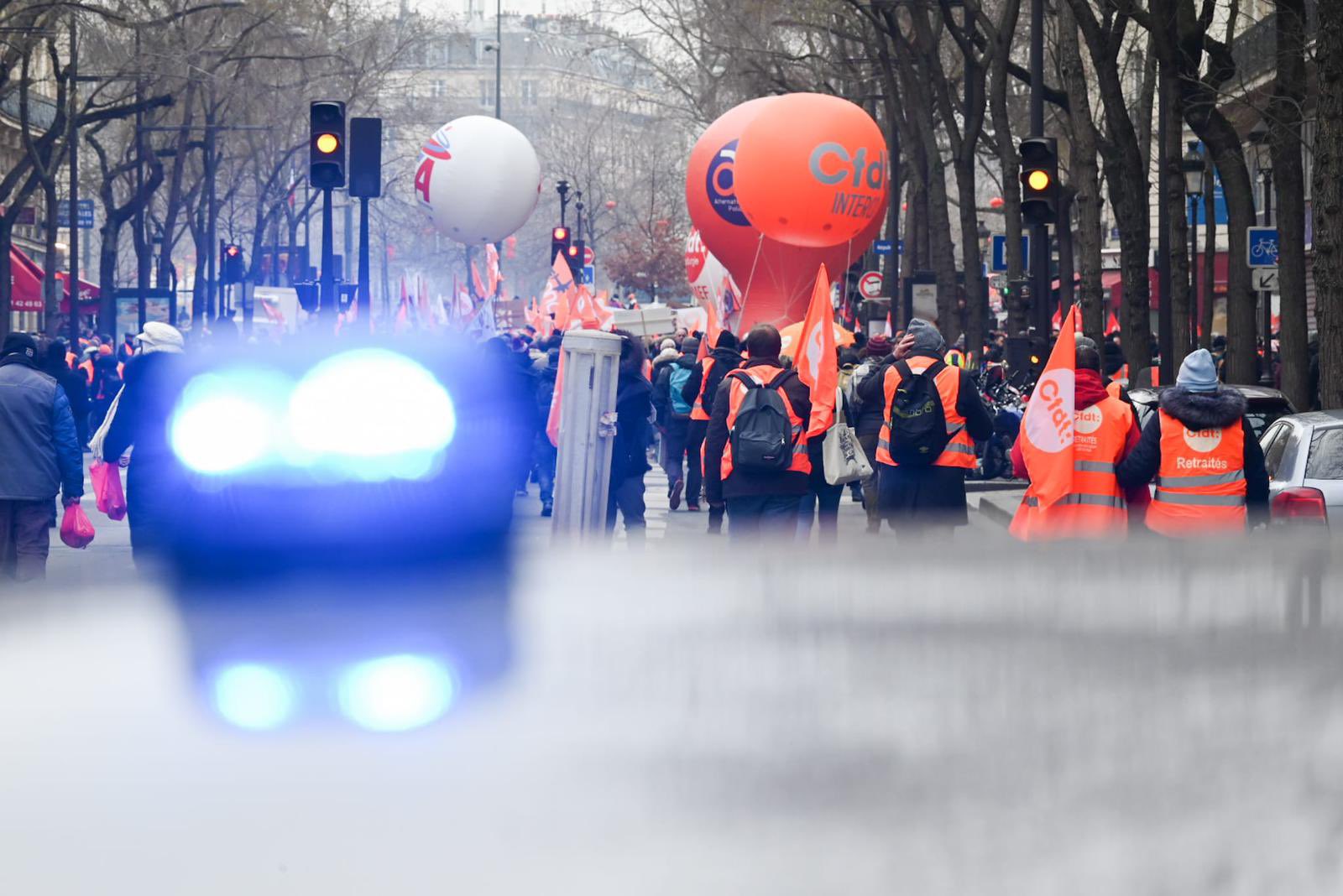  الإضرابات تشل فرنسا.. وأكثر من مليون شخص خرجوا بمسيرات عارمة احتجاجا على خطة ماكرون لإصلاح نظام التقاعد  