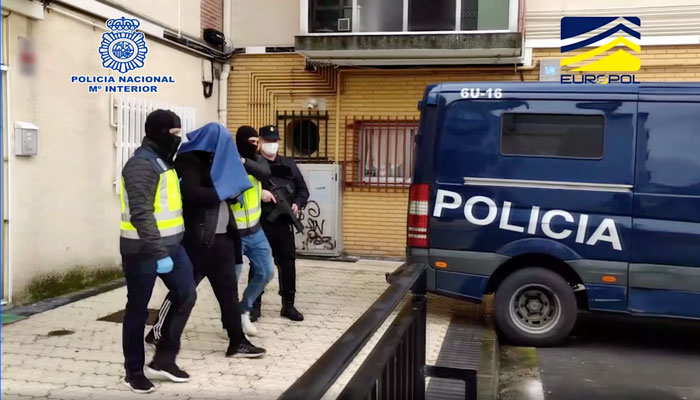 مأساة إنسانية ضحاياها مغاربة.. الشرطة الإسبانية تفكك منظمة لـ"استعباد" المهاجرين غير النظاميين كانت تُأَجِرهم لرجال أعمال