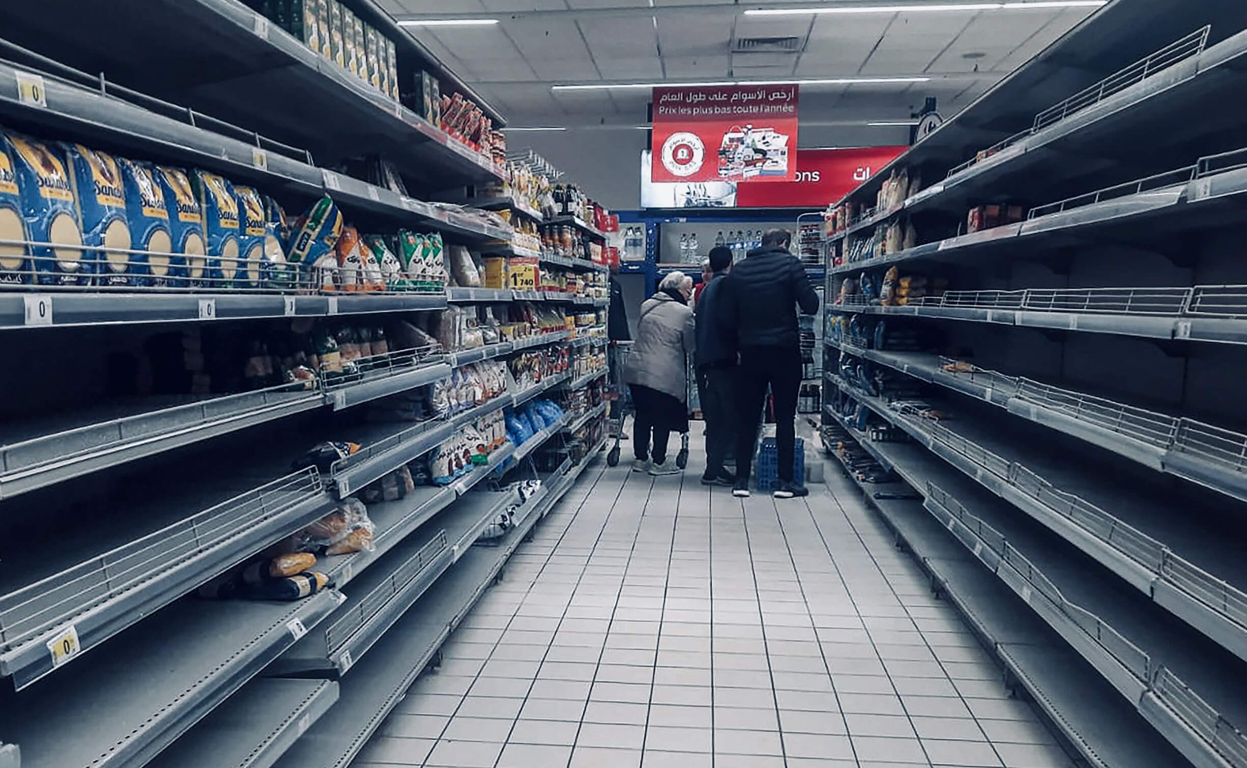  ليبيا ترسل عشرات الشاحنات المُحملة بمساعدات غذائية إلى تونس لمواجهة أزمتها الاقتصادية القاسية 