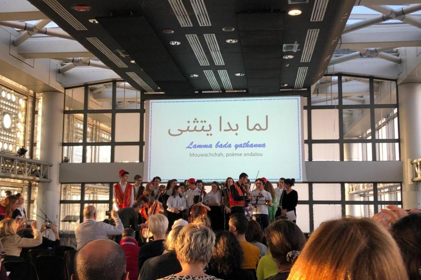 آباء مغاربة يقاضون مدرسة فرنسية في الرباط بعد قرارها رفع ساعات تدريس العربية لأبنائهم.. ومؤسسة حكومية فرنسية تواجههم!