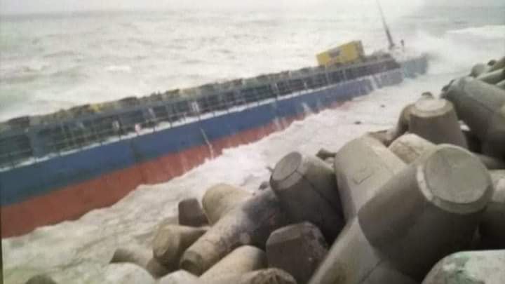  الوقاية المدنية والقوات المسلحة تعمل على إنقاذ طاقم سفينة تجارية جانحة بمارينا سمير وسط مخاوف من تسرب وقودها 