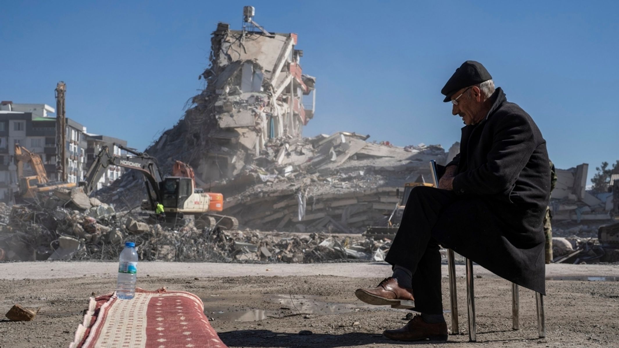  ارتفاع حصيلة قتلى زلزال تركيا وسوريا إلى أكثر من 33 ألفاً.. والأمم المتحدة: السوريون يشعرون أن العالم خذلهم العالم 