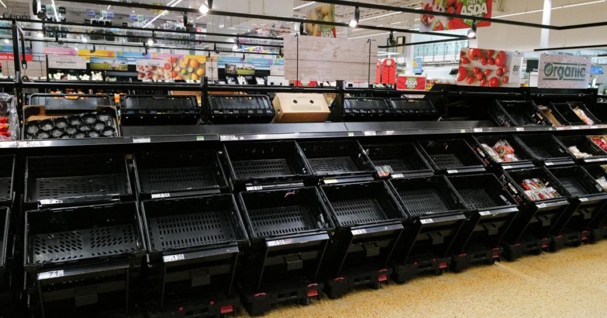  أصبحت تُباع محليا لتخفيض الأسعار.. الأسواق البريطانية تقيد مشتريات مواطنيها من الخضر المغربية بعد تراجع وارداتها 