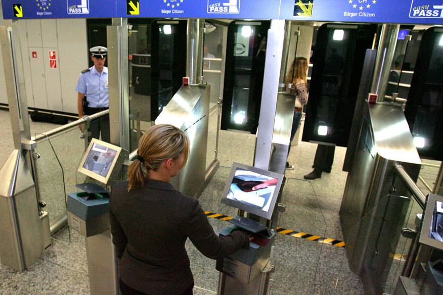  الاتحاد الأوروبي يَفرض على المسافرين القادمين من خارج دوله دَفع 7 أوروهات كرسوم وملء استمارة مع تصويرهم وأخذ بصماتهم 