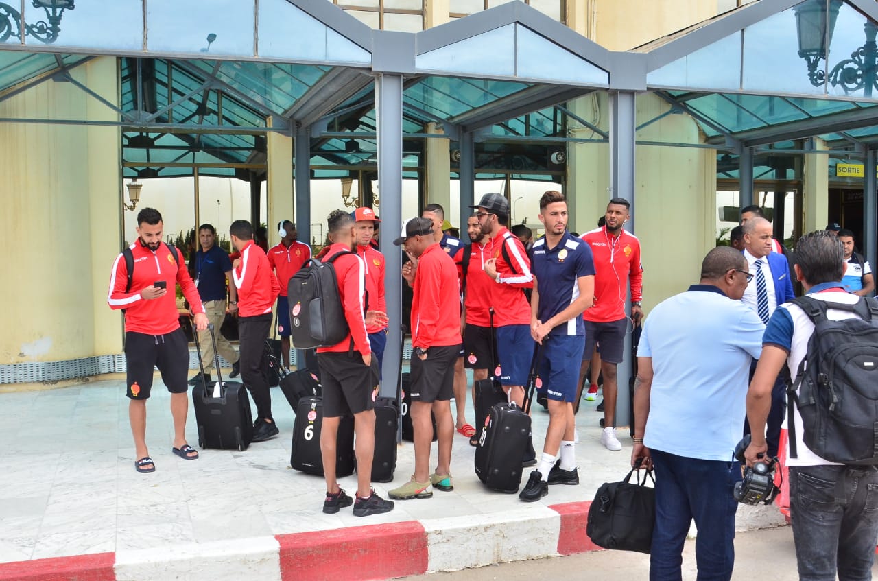  أمن مطار الجزائر يحجز معدات تصوير الطاقم الإعلامي المرافق للوداد‎‎ 