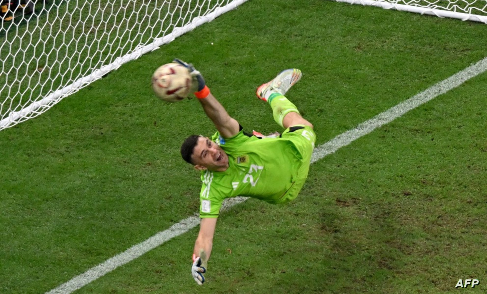  بيع قفازات حارس مرمى الأرجنتين في المونديال لمساعدة مستشفى للأطفال 