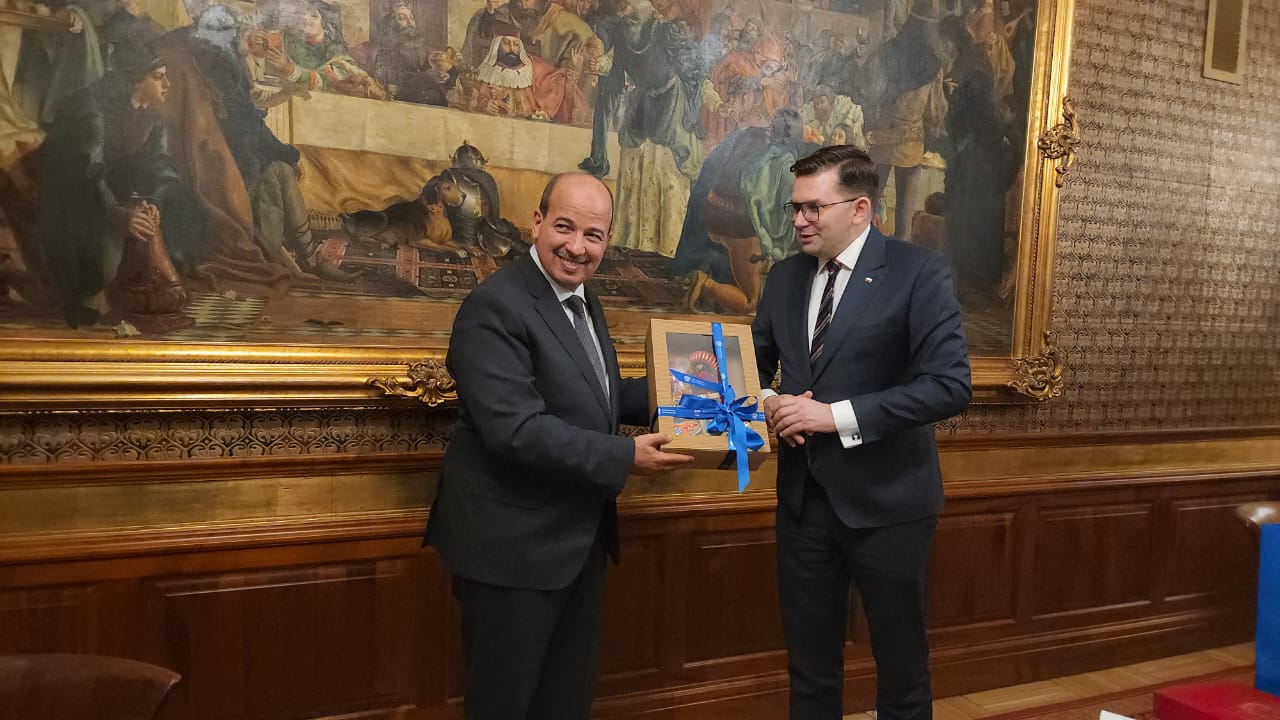  ميارة يبرز لرئيس لجنة الخارجية وشؤون الاتحاد الأوروبي بمجلس الشيوخ البولندي التهديدات الإرهابية بمنطقة الساحل وانتشار المرتزقة من خلال التحالفات مع البوليساريو 