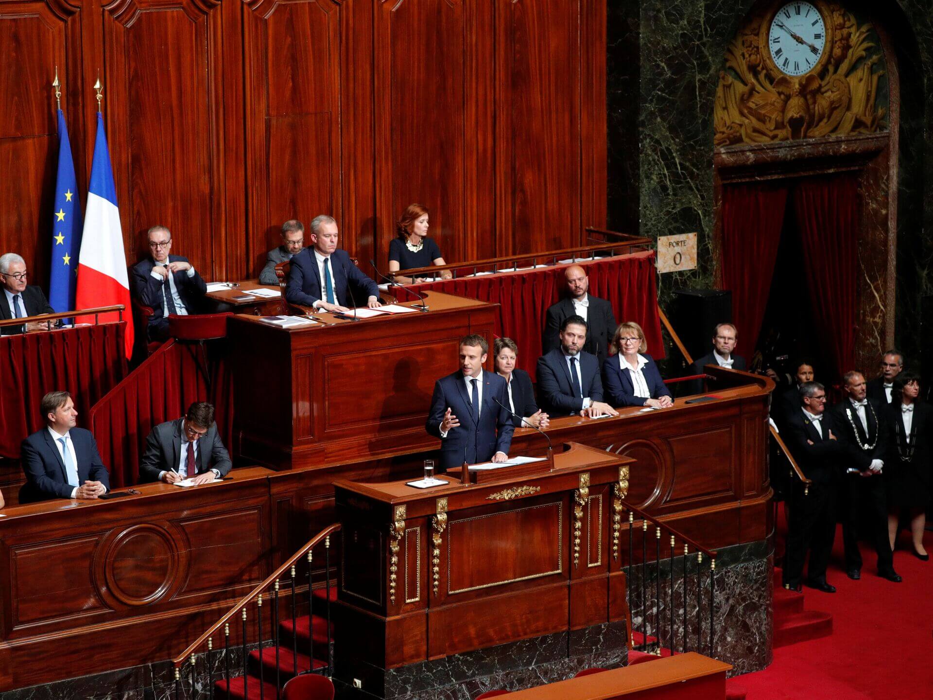 ماكرون يكتوي بنيران البرلمانيين الذين يريدون إسقاط حكومته ويلوح بحل الجمعية العمومية