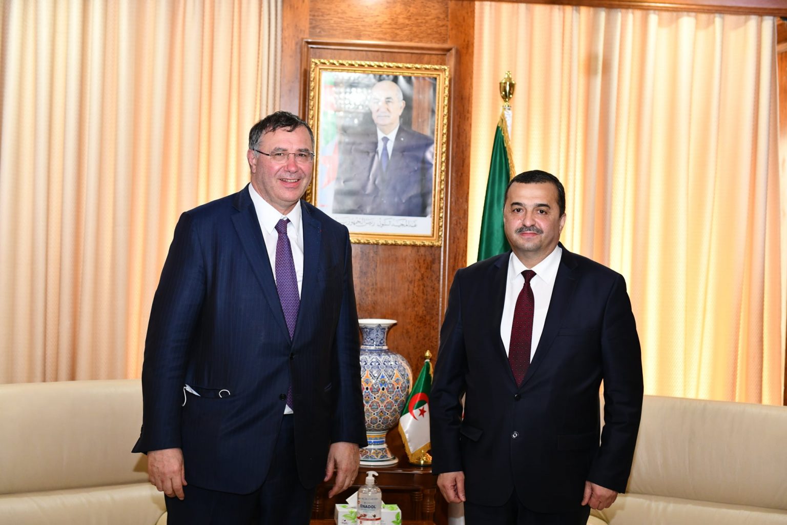 الجزائر تُخيّر "طوطال" الفرنسية الراعي الرسمي للـ CAF بدعم حصولها على تنظيم "كان2025" على حساب المغرب أو تقليص استثماراتها الطاقية في البلاد