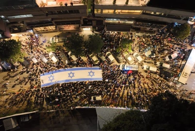  "البلد يحترق وسارة تقص شعرها".. متظاهرون يحاصرون زوجة نتنياهو داخل صالون حلاقة في تل أبيب 