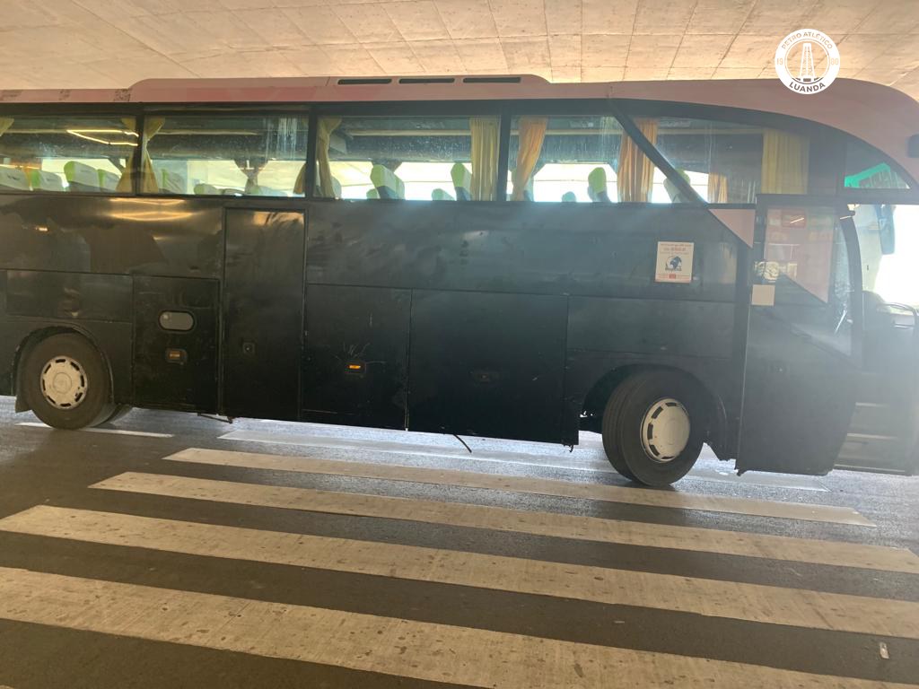 حافلة مهترئة وحجز المعدات بالمطار.. إدارة بيترو الأنغولي تشتكي إلى الـ CAF من المعاملة السيئة في الجزائر