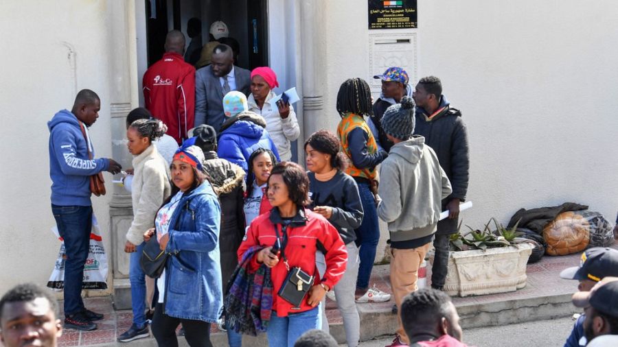  دول إفريقية تجلي رعاياها من تونس بعد تصريحات الرئيس قيس سعيد باتخاذ إجراءات ضد المهاجرين من دول جنوب الصحراء 