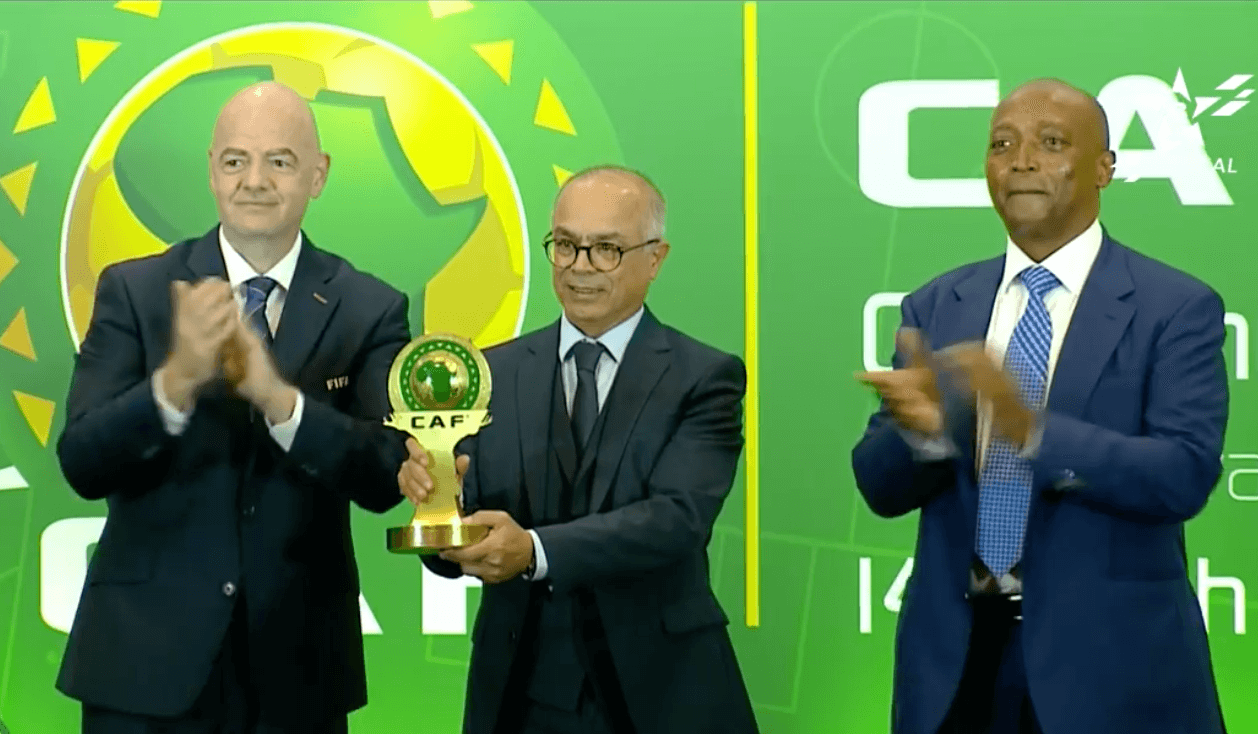  الاتحاد الإفريقي لكرة القدم يمنح جائزة التميز للإنجازات الاستثنائية إلى الملك محمد السادس ورئيس رواندا 