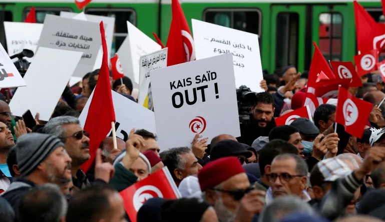 مظاهرات حاشدة وسط تونس تُطالب قيس سعيد بالرحيل بسبب سياسة "الاضطهاد والعنصرية" والأزمات الاجتماعية والاقتصادية