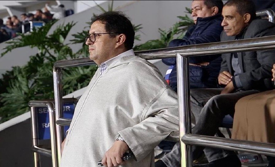 أيت منا رئيس جماعة المحمدية والبرلماني عن حزب "الأحرار" يحضر مباريات الوداد بصفة "صَحافي"