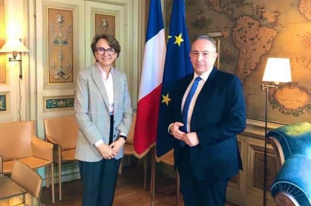  بعد أن استدعاه تبون بسبب انتهاك فرنسا "للسيادة الوطنية".. السفير الجزائري يعود إلى باريس ويجد "موظفة" في استقباله 