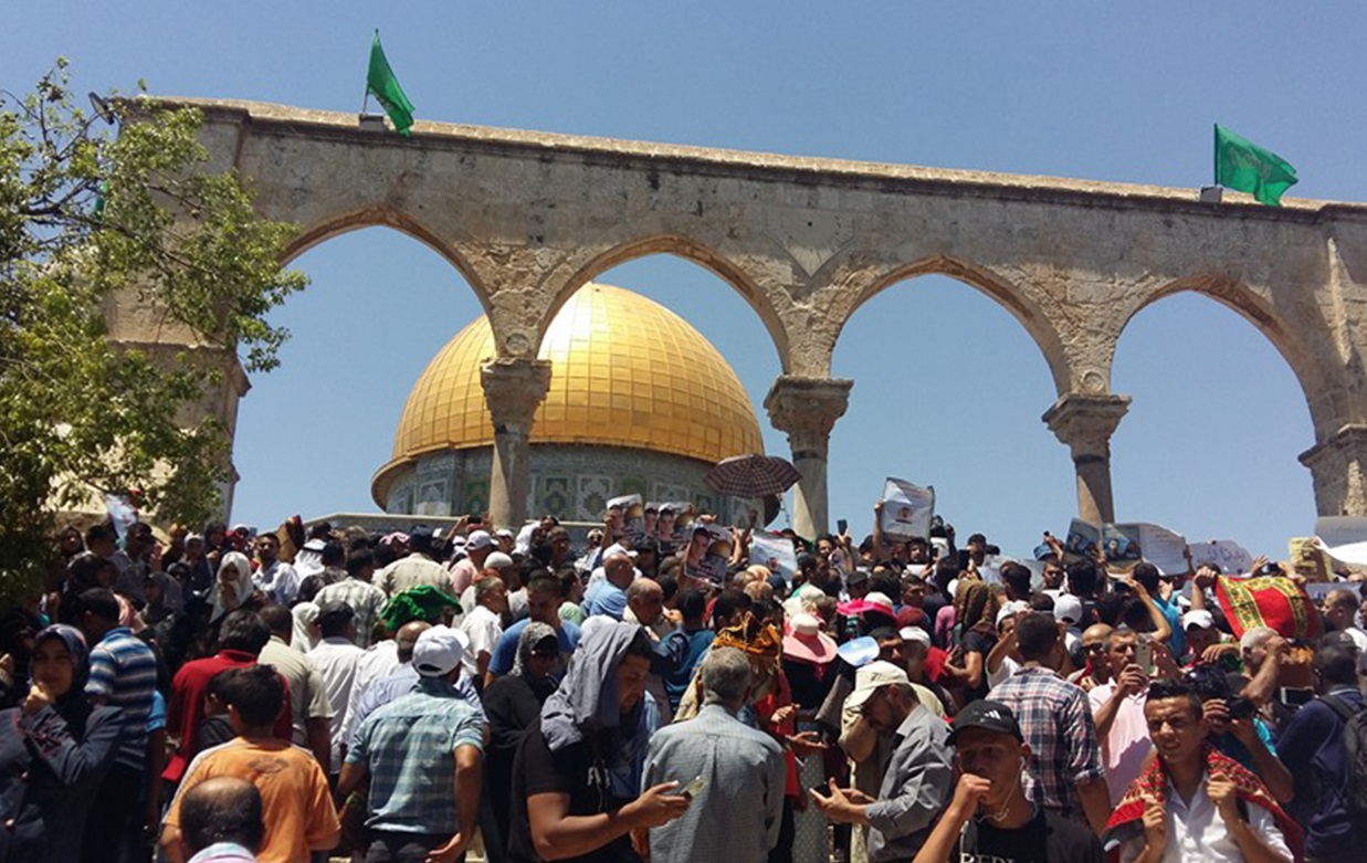 نحو 250 ألف شخص يؤدون صلاة الجمعة بالمسجد الأقصى