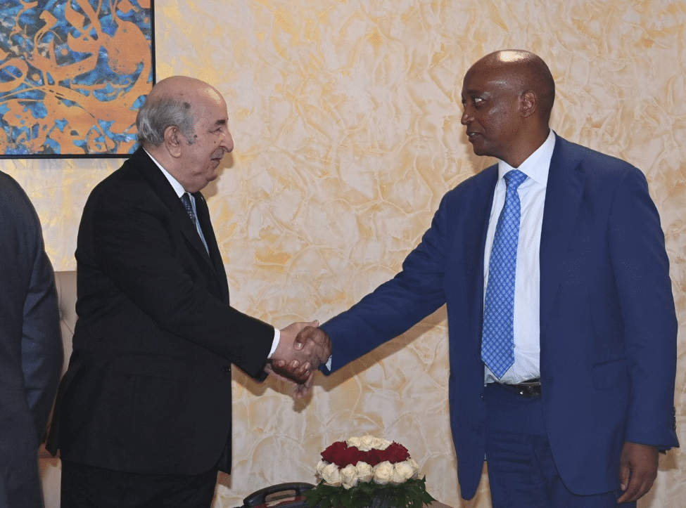 الكاف ينذر الاتحاد الجزائري بخصوص انفلاتات "الشان" وينبه اتحادات القارة لعدم "تداخل السياسة والرياضة"