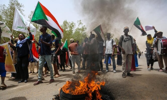 المغرب يطلب من رعاياه تأجيل السفر إلى السودان ومن المقيمين فيه إلى تجنب الخروج من منازلهم بسبب الأوضاع غير المستقرة