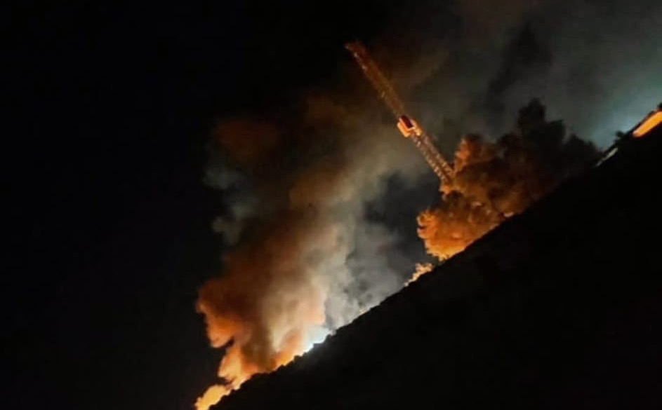  محتجون بمخيمات تيندوف يحرقون مقرا لـ"درك" البوليساريو ويهجمون على مقرات الجبهة الانفصالية 