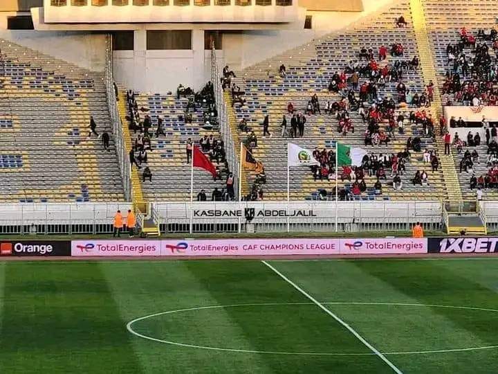  خريطة المغرب وعلم الجزائر حاضران في أمسية دوري الأبطال بين الوداد وشبيبة القبائل‎‎ 