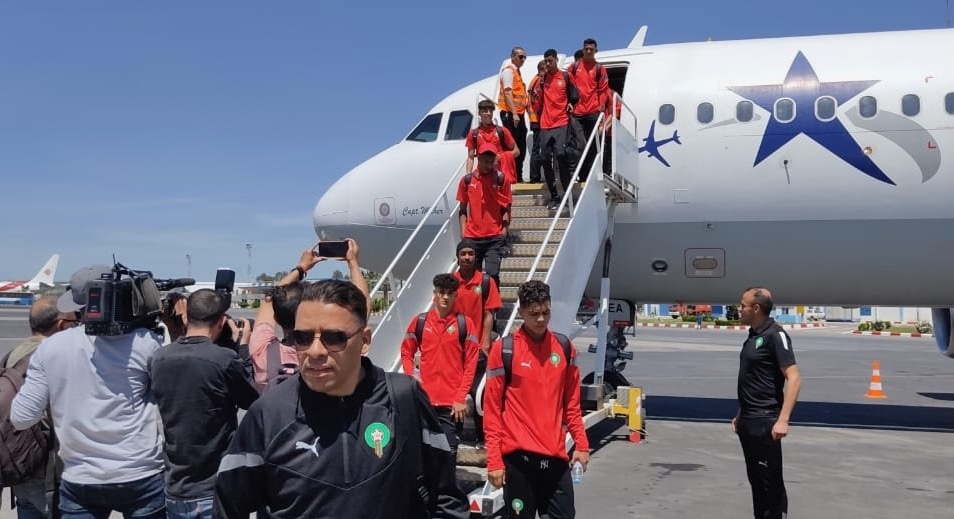 بعد تدخل الـ FIFA والـ CAF.. المنتخب المغربي يصل إلى الجزائر في رحلة مباشرة من العاصمة الرباط