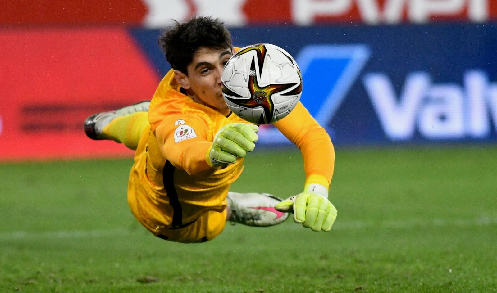 الحارس الدولي المغربي ياسين بونو يتوج بجائزة "الأسد الذهبي" لجريدة "المنتخب"