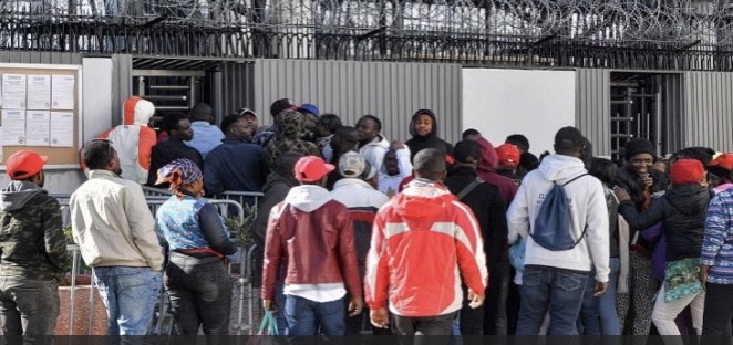 أحداث عنف واشتباكات بين قوات أمنية ومهاجرين أمام مقر مفوضية شؤون اللاجئين بتونس