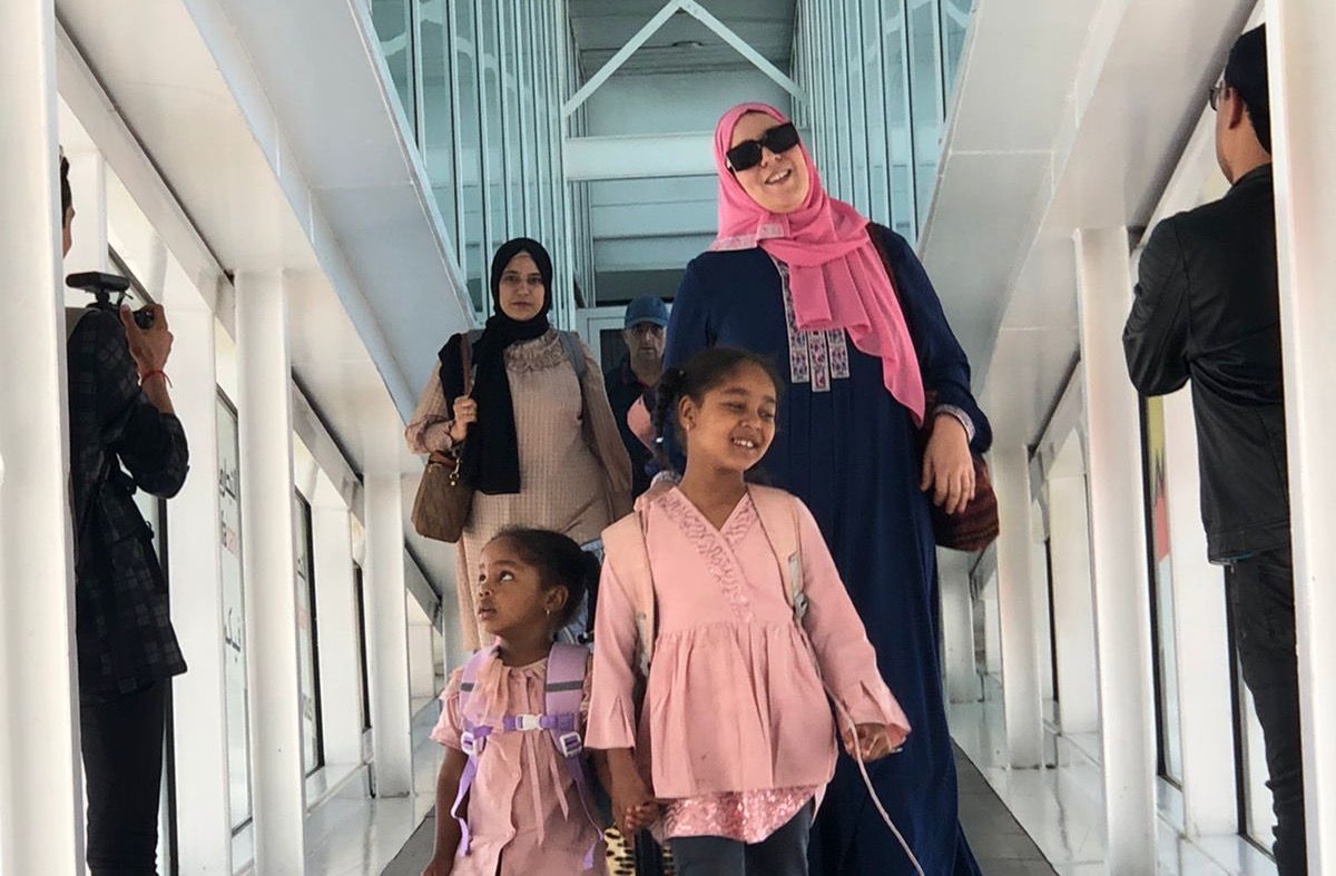  وصول طائرة ثانية تابعة للخطوط الملكية المغربية وعلى متنها 157 من المغاربة بعد إجلائهم من السودان 