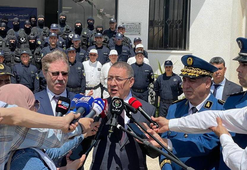  قال إن الجيش مشارك فيها.. وزير الداخلية الجزائري يدعو مواطني بلاده إلى التجند خلف الدولة في "حربها" ضد المغرب 