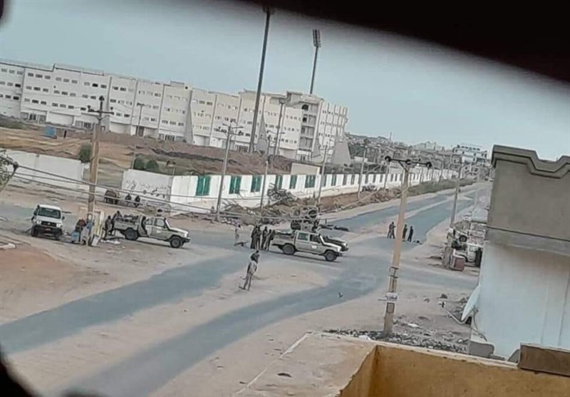 مغاربة السودان يستنجدون بالملك لإجلائهم.. وسفارة المغرب في الخرطوم تؤكد لـ "الصحيفة": المغاربة بخير والقرار بيد خلية الأزمة في الرباط