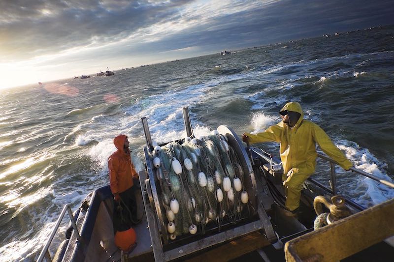 الأحوال الجوية تصعب حركة الملاحة داخل عدد من الموانئ جنوب المملكة