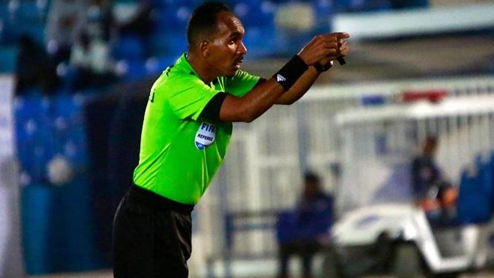 ضعط مصري ضد تعيين الحكم السوداني محمود اسماعيل لقيادة قمّة الرجاء والأهلي