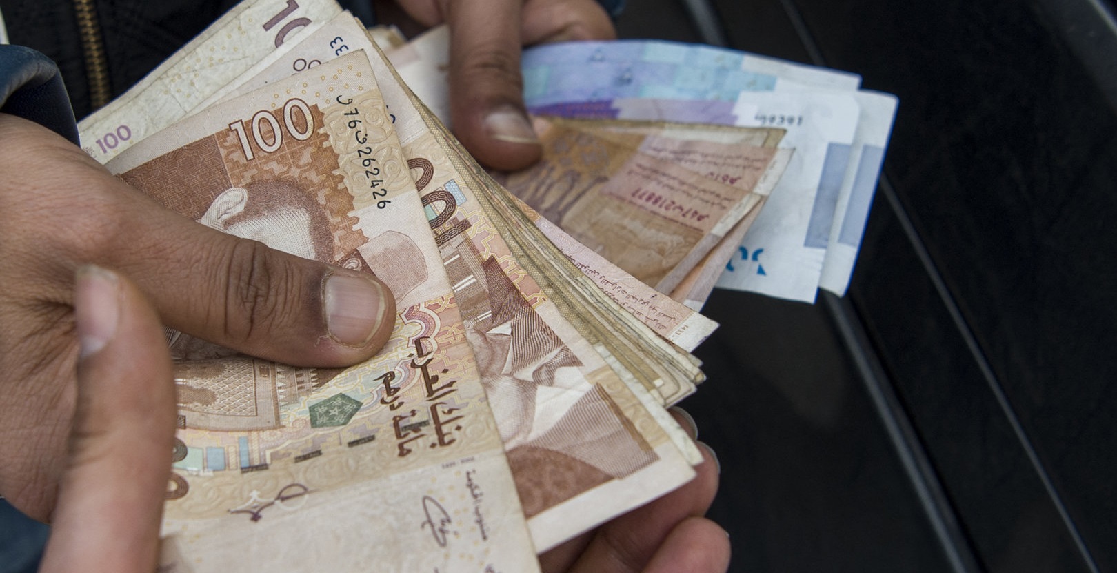 مركز التجاري للأبحاث يخفض توقعاته لزوج العملات "الدولار-الدرهم"