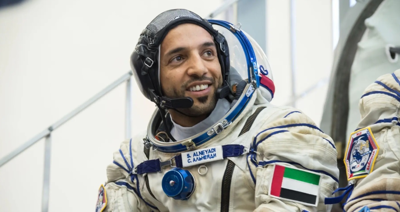  الإماراتي سلطان النيادي أول عربي يسير في الفضاء 