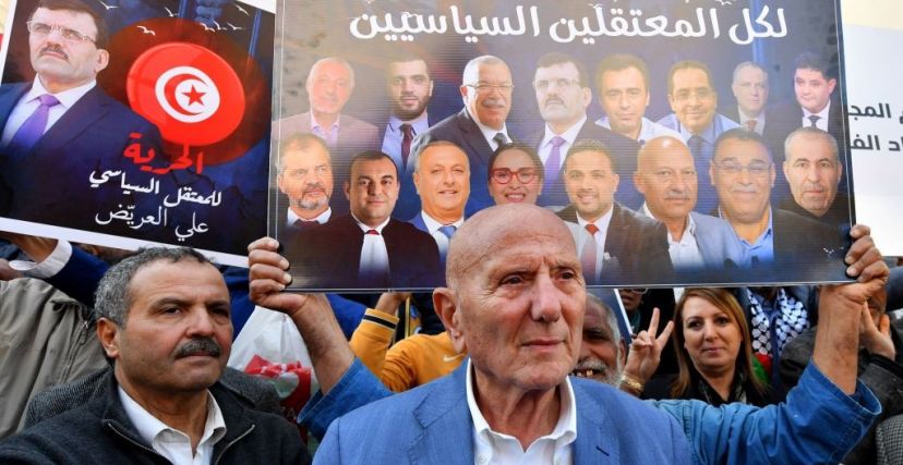  متظاهرون في تونس يطالبون الرئيس قيس سعيّد بالإفراج عن الناشطين الذين أوقفوا منذ بداية فبراير 