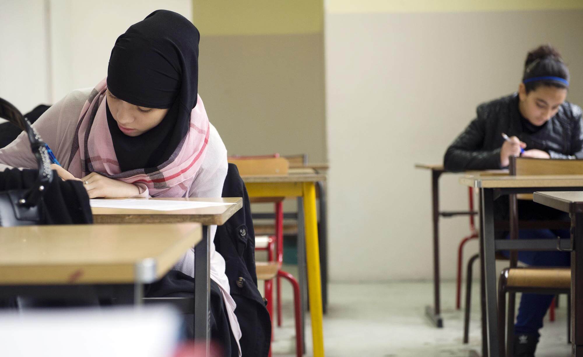 اضطرت للتراجع.. المخابرات الفرنسية تحصي التلاميذ المسلمين الذين احتفلوا بعيد الفطر والمدارس تحتج بسبب انتهاكها مبادئ العلمانية