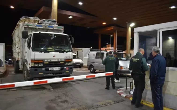 حكومة مليلية تُعرب عن ارتياحها بعد استقبال المدينة أولى الصادرات المغربية عبر المعبر الحدودي