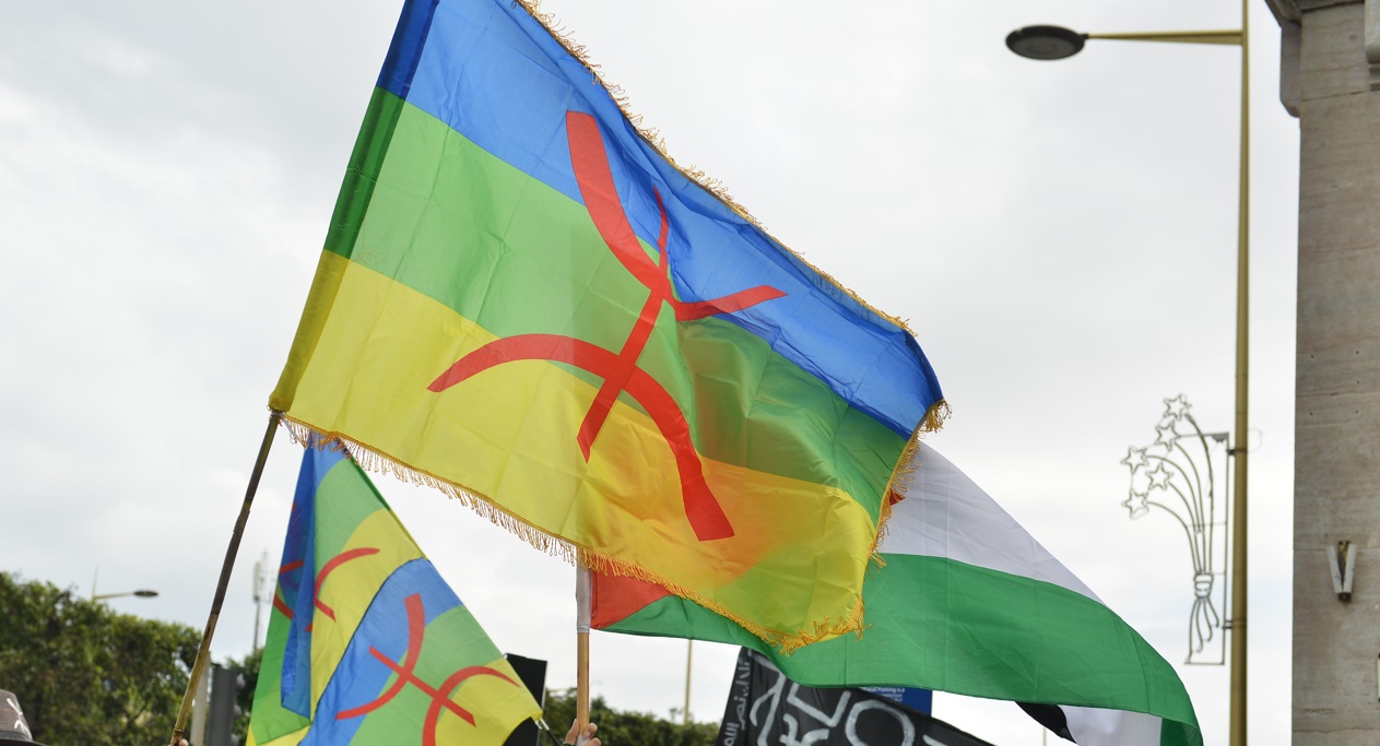 مركز بحثي يضع دسترة الأمازيغية تحت المجهر ويعدد ثقوب التنزيل في مركب الحكومة