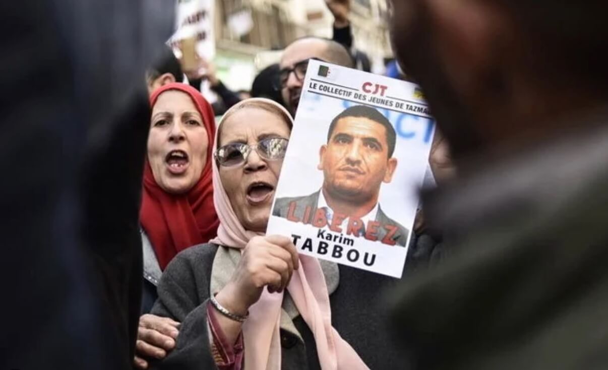 الجزائر: محامون ينتقدون "انتهاك القانون" في قضية المعارض كريم طابو